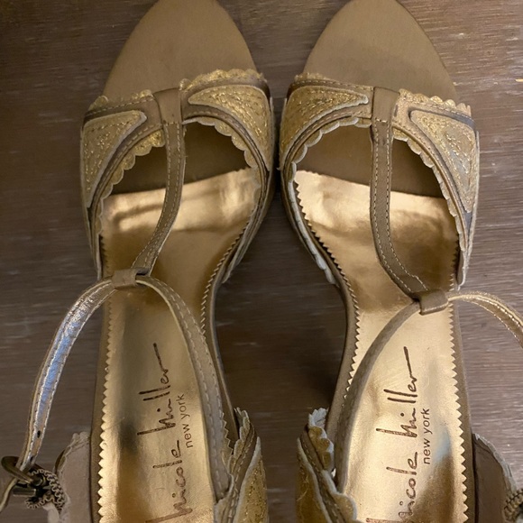 Nicole Miller gold t-strap sandal. - Picture 5 of 7